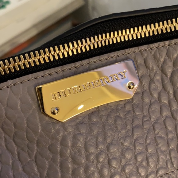 Burberry Welburn bag in pale grey color. New with tags and dust bag. - Picture 2 of 8